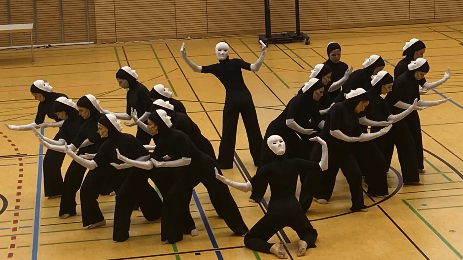 Der Tanz der Altersgruppe 1 zeigt eine faszinierende Choreografie mit Masken  (Bild: Isabel Krapf)