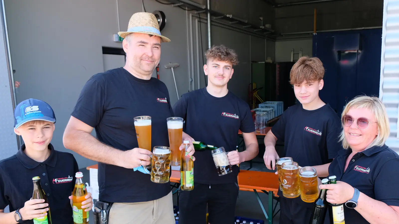 Retten-Löschen-Bergen-Schützen: Beim Sommerfest der Eschenbacher Feuerwehr war ausnahmsweise nur das Löschen angesagt. Trinken, trinken, trinken war ein gutes Rezept gegen die Sommerhitze. Löschgruppen waren ständig im Einsatz. (Bild: Robert Dotzauer)