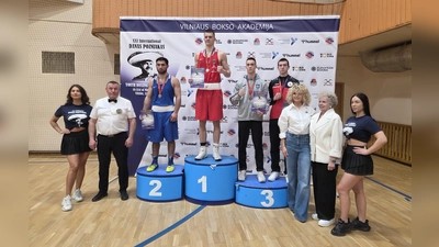 Dietrich Hermann auf dem Siegerpodest in Litauens Hauptstadt Vilnius. (Bild: Eduard Hermann)