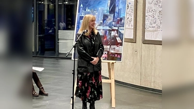 Ingrid Prey vor ihrer Collage „New York” (Bild: Reinhard Prey)