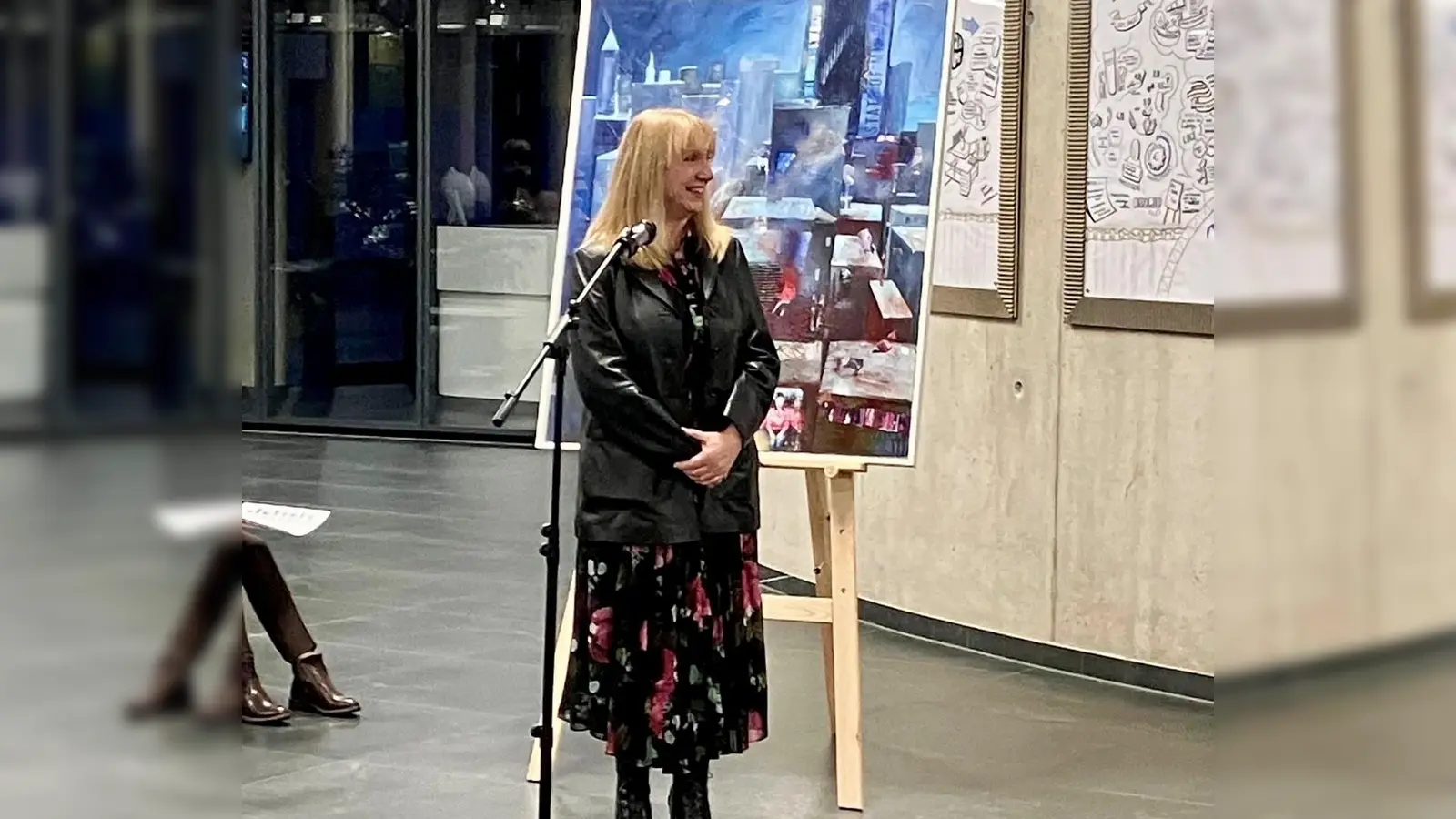 Ingrid Prey vor ihrer Collage „New York” (Bild: Reinhard Prey)