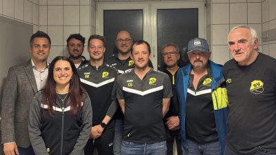 Auf dem Bild Vorstandschaft: v.li: Erster Bürgermeister Rudolf Teplitzky, Theresa Dobmeier, Michael Meisinger, Sebastian Brenner, Christian Meier, Christian Schäffer, Johann Wolf, Gerhard Zwack, Hubert Dobmeier (Bild: Hubert Dobmeier)