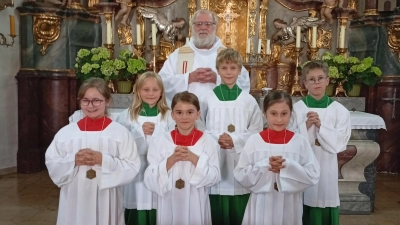 Pater Benedikt begrüßt die neuen Ministranten  (Bild: Petra Günthner )