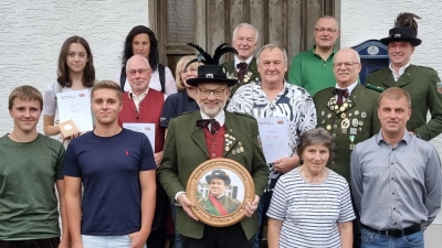 Schützenmeister Alois Lukas (hinten Mitte) und Sportleiter Karl Tusch (Dritter von rechts) ehrten die besten Schützen des Johannischießens und der Vereinsmeisterschaft. Die Karl-Reichl-Gedächtnisscheibe holte sich Wolfgang Weiß (vorne Mitte). (Bild: Bettina Kaldun)