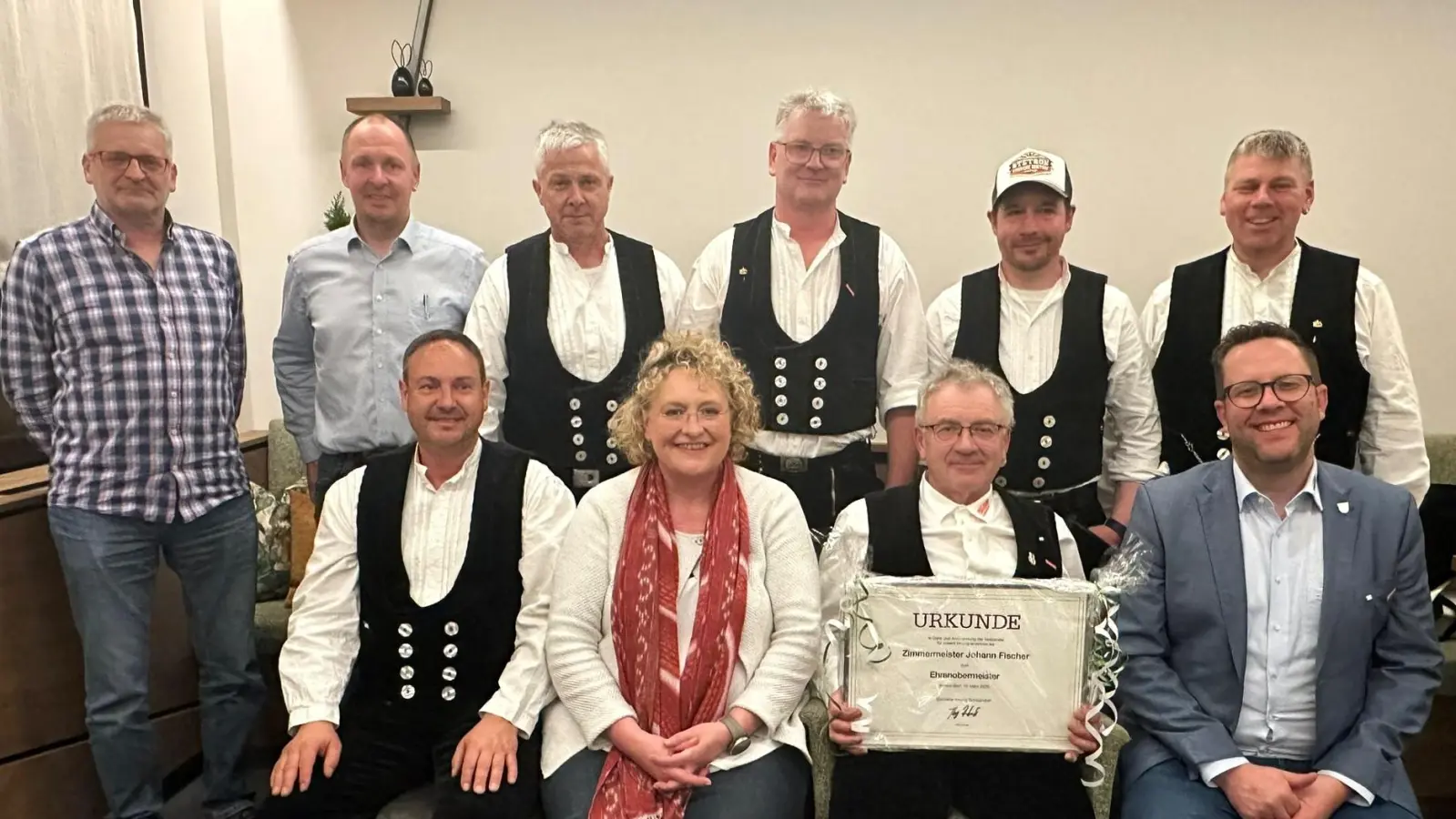 Der Vorstand der Zimmererinnung mit dem neuen Ehrenobermeister: Stehend von links: Manfred Kurz, Markus Dirschwigl, Jürgen Galli, Richard Kurz, Simon Seebauer und Martin Süß. Sitzend von links: Fabian Mauderer, Geschäftsführerin Claudia Mendel, Johann Fischer und Kreishandwerksmeister Florian Danzl.  (Bild: Simone Dirschwigl )