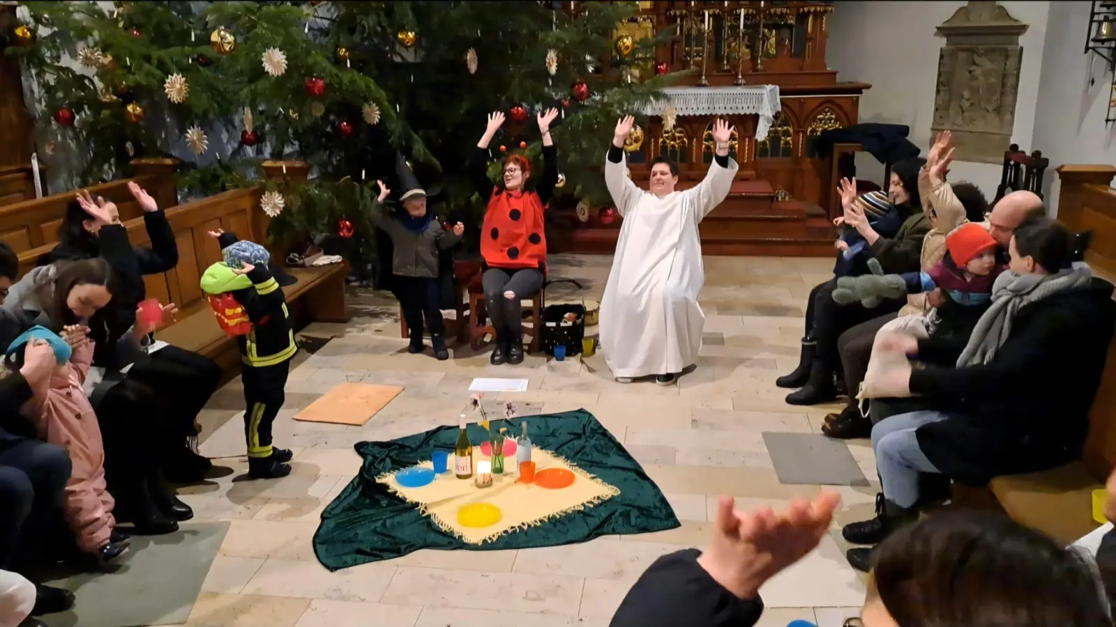 Närrisches Treiben im Krabbelgottesdienst mit Gemeindereferentin Barbara Schlosser (Mitte rechts) und Eltern-Kind-Gruppen-Leiterin Lisamarie Schmidl (Mitte links) (Bild: Lisamarie Schmidl)