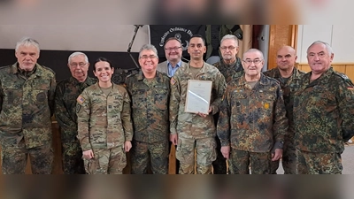 Standesgemäß verabschiedete die Reservistenkameradschaft Freihung den scheidenden Kompaniefeldwebel First Sergeant Justin L. Kassam von der Partnerschaftseinheit, 702. EOD. Im Bild von links: Feldwebel d.R. Johann Rötzer, Stabsunteroffizier d.R. Johann Schmidschneider, Captain Amelia Appell, Oberstleutnant d.R. Norbert Bücherl, Bürgermeister Uwe König, First Sergeant Justin Kassam, Stabsunteroffizier d.R. Klaus Paa, Stabsfeldwebel d.R. Gerhard Lindthaler, Hauptgefreiter d.R. Werner Wiesneth, Oberstleutnant Werner Gebhard. (Bild: Norbert Bücherl)