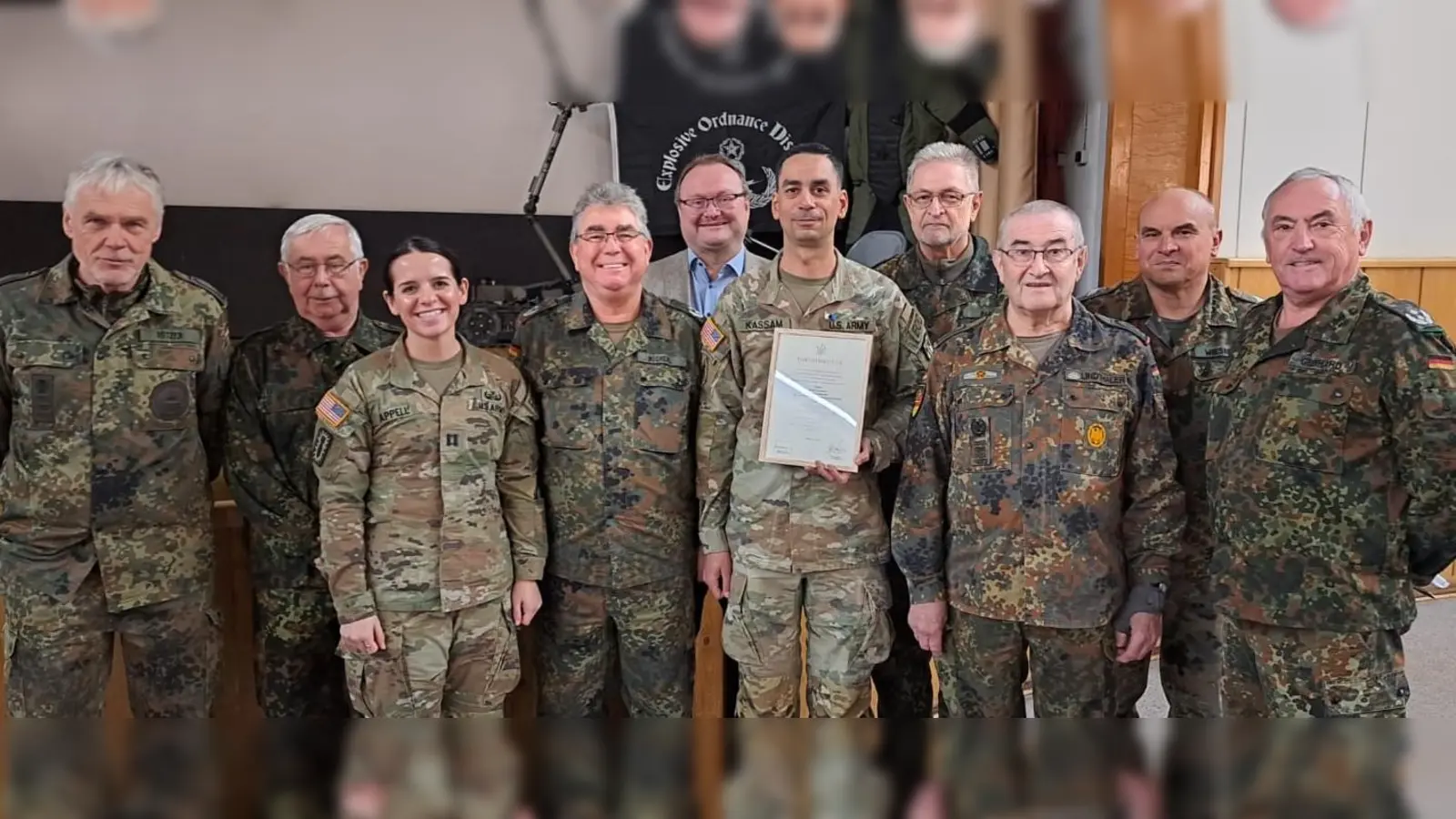 Standesgemäß verabschiedete die Reservistenkameradschaft Freihung den scheidenden Kompaniefeldwebel First Sergeant Justin L. Kassam von der Partnerschaftseinheit, 702. EOD. Im Bild von links: Feldwebel d.R. Johann Rötzer, Stabsunteroffizier d.R. Johann Schmidschneider, Captain Amelia Appell, Oberstleutnant d.R. Norbert Bücherl, Bürgermeister Uwe König, First Sergeant Justin Kassam, Stabsunteroffizier d.R. Klaus Paa, Stabsfeldwebel d.R. Gerhard Lindthaler, Hauptgefreiter d.R. Werner Wiesneth, Oberstleutnant Werner Gebhard. (Bild: Norbert Bücherl)