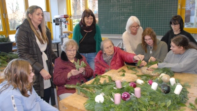 Viele Freude hatten die Kümmersbrucker Senioren und Schüler beim gemeinsamen Binden von Adventskränzen (Bild: Florian Fuchs)