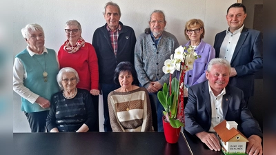 Die Jahreshauptversammlung des Bundes der Berliner bestätigte die Vorstandschaft im Amt. Unser Bild zeigt sitzend von links Christl Fuchs, Bärbel Strobl und Hans Forster. Im Hintergrund stehen Ehrengäste und Mitglieder des Vereinsausschusses. (Bild: Reinhard Kreuzer)