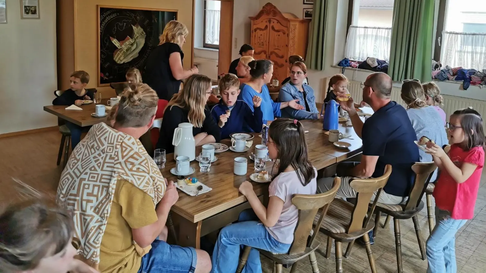 Gemeinsames Geniessen der tollen Kuchen.... (Bild: Elisabeth Kraus)