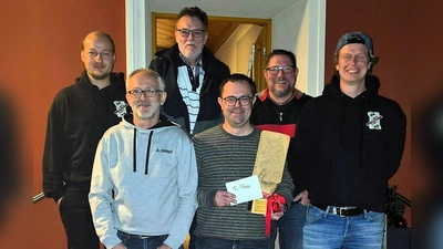 Von links: Vorstand Jonas Fischer, Ottmar Welzl, Hans Bock, Tripple-Sieger Berhard Lindner, Martin Rammholdt, Vorstand Phillip Gäbelein. (Bild: Josef Fischer)