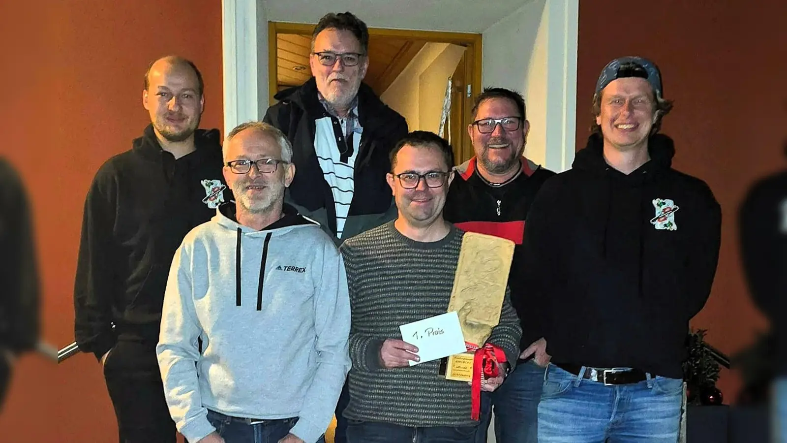 Von links: Vorstand Jonas Fischer, Ottmar Welzl, Hans Bock, Tripple-Sieger Berhard Lindner, Martin Rammholdt, Vorstand Phillip Gäbelein. (Bild: Josef Fischer)