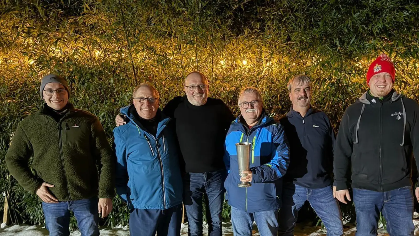 Vorstand Daniel Brunner und Sportleiter Mario Gleißner gratulieren den „Grauen Panthern” zum Vereinsmeistertitel (v. l. Mario Gleißner, Bernhardt Bäuml, Helmut Gleißner, Anton Franz, Christian Friedl und Daniel Brunner). (Bild: Lena Schedl)