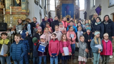Die beiden Kinderchöre gestalten zusammen den Familiengottesdienst in Bärnau.  (Bild: Carmen Kirchner )