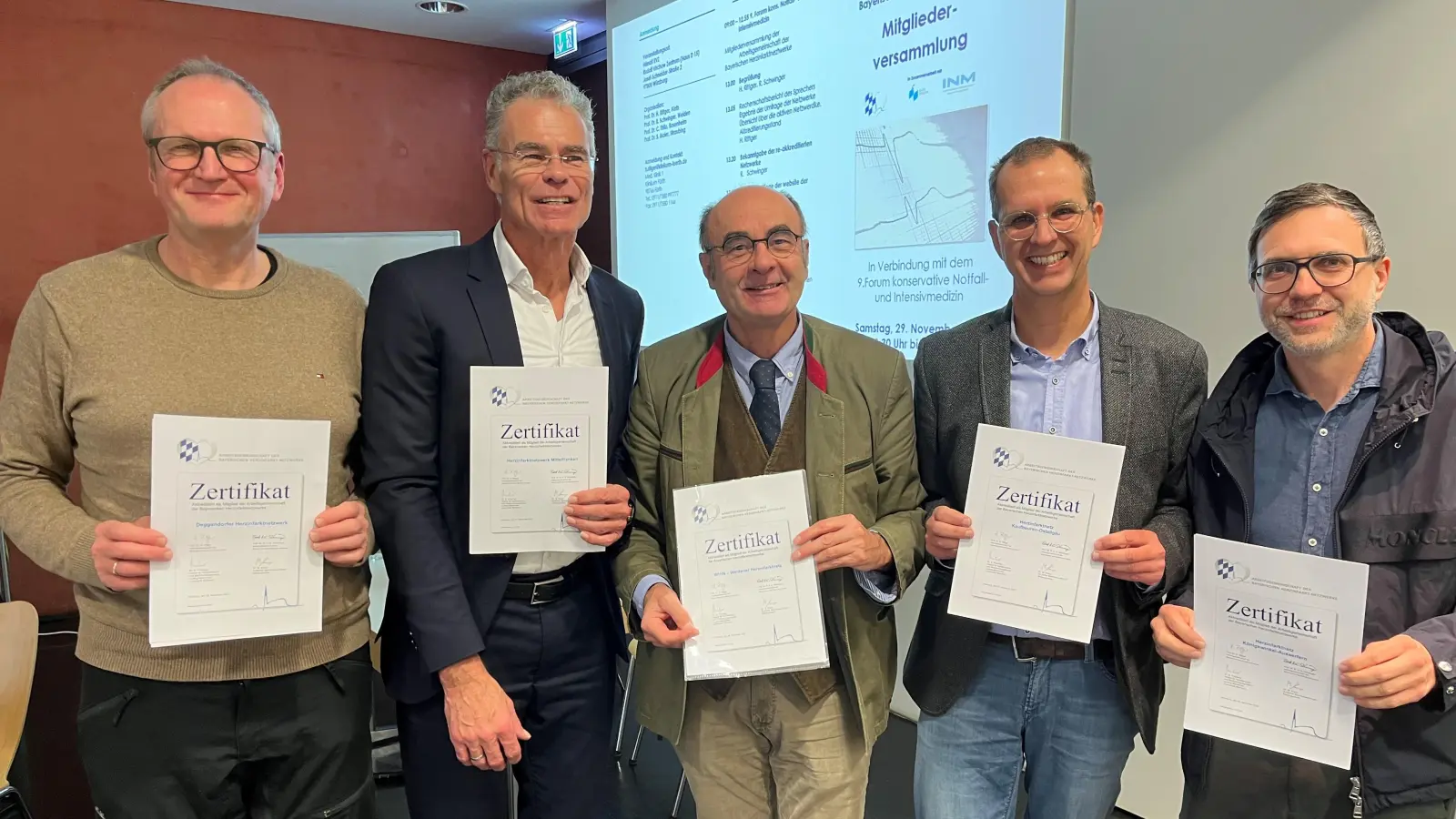 Ihre Kliniken wurden für gute Herzinfarktversorgung ausgezeichnet (von links): Dr. Rainer Burckhard (Herzinfarktnetzwerk Deggendorf) Prof. Harald Rittger (Herzinfarktnetz Mittelfranken), Prof. Robert H.G. Schwinger (Weidener Herzinfarktnetz WHIN), Dr. Markus Riedl (Herzinfarktnetz Kaufbeuren) und Dr. Simon Delladio (Herzinfarknetzt Königswinkel-Außerfern).  (Bild: Friedrich Peterhans)