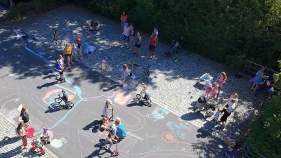 Die Kinder malten sich ihre eigene Kinderstadt und eroberten dieseit ihren Fahrzeugen. (Bild: Monika Mittereder)