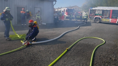 Gemeinsam bewältigten Jugendrotkreuz und Jugendfeuerwehr einen Werkstattbrand mit verletzten Personen. (Bild: Hermann Müller)
