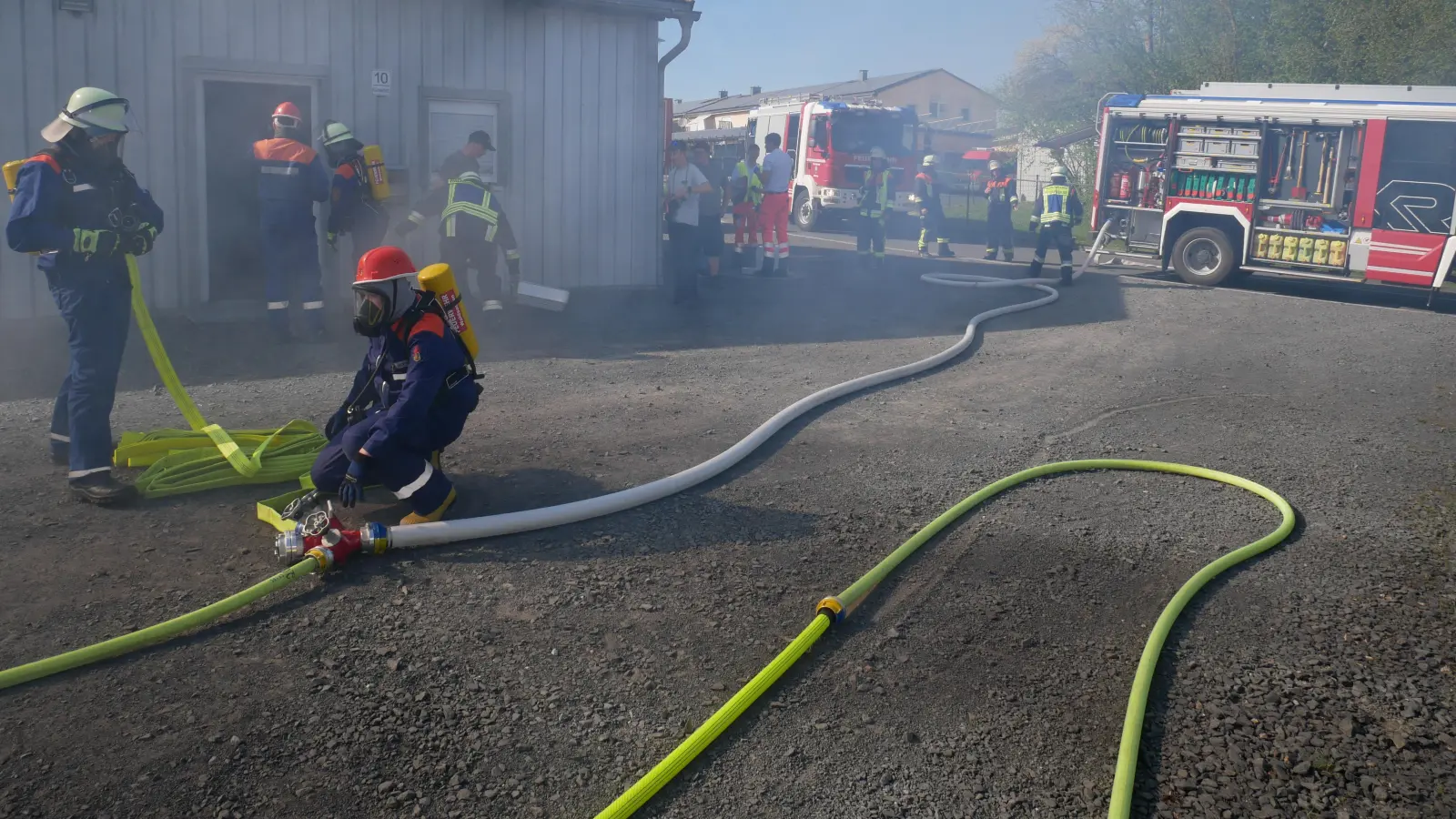 Gemeinsam bewältigten Jugendrotkreuz und Jugendfeuerwehr einen Werkstattbrand mit verletzten Personen. (Bild: Hermann Müller)