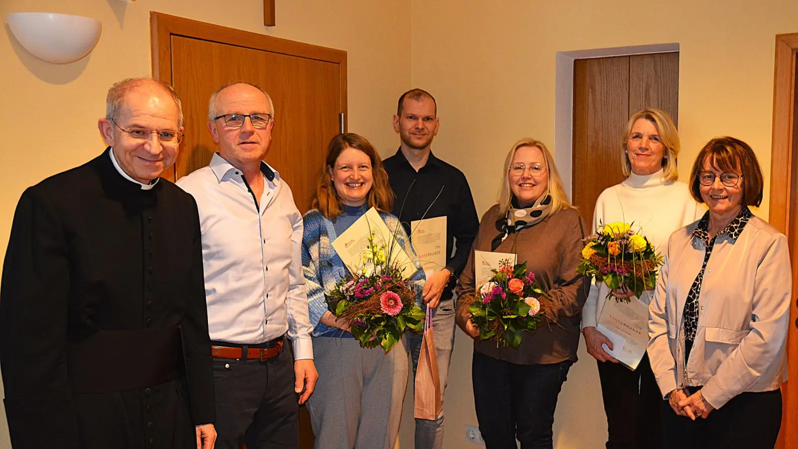 Dank für die ehrenamtliche Arbeit für die Pfarrei. Von li. Pfarrer Johann Hofmann, Kirchenpfleger Joachim Winkler, Elisabeth Falk, Hubert Deichl, Martina Allwang, Uschi Meier und PGR-Sprecherin Anita Falk. (Bild: Fritz Dietl)