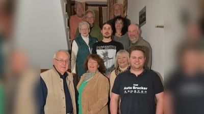 Die geehrten Vereinsmitglieder zusammen mit der Vorstandschaft. (Bild: Katrin Meyer)