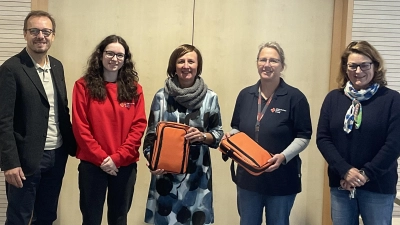 Die Personen auf dem Bild sind von links nach rechts: Schuldirektor Herr Schaller, Auszubildende BRK Frau Herzog, neue Schulsanitätsdienstlehrkraft Frau Sprenger, Breitenausbildung BRK Frau Tuchscherer, vergangen Schulsanitätsdienst Lehrkraft Frau Meyer (Bild: Tanja Tuchscherer)