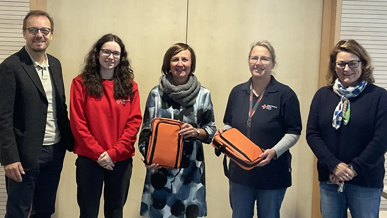 Die Personen auf dem Bild sind von links nach rechts: Schuldirektor Herr Schaller, Auszubildende BRK Frau Herzog, neue Schulsanitätsdienstlehrkraft Frau Sprenger, Breitenausbildung BRK Frau Tuchscherer, vergangen Schulsanitätsdienst Lehrkraft Frau Meyer (Bild: Tanja Tuchscherer)