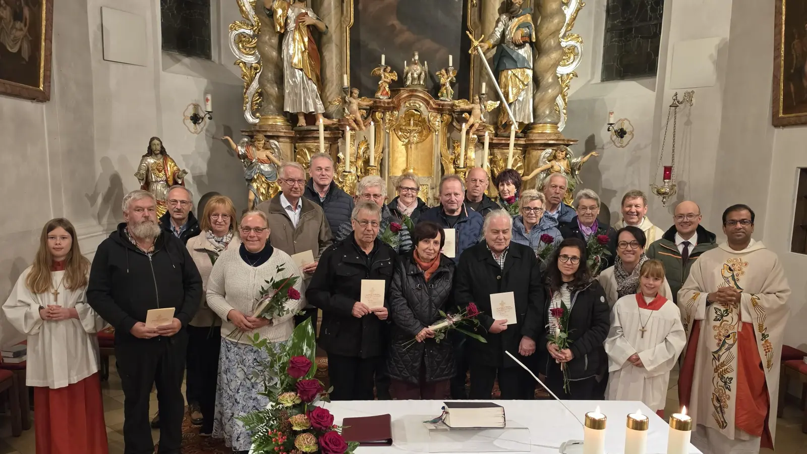 Pfarrer Pater Anish George feierte mit den Ehejubilaren einen feierlichen Gottesdienst in der Pfarrkirche. (Bild: Josef Söllner)
