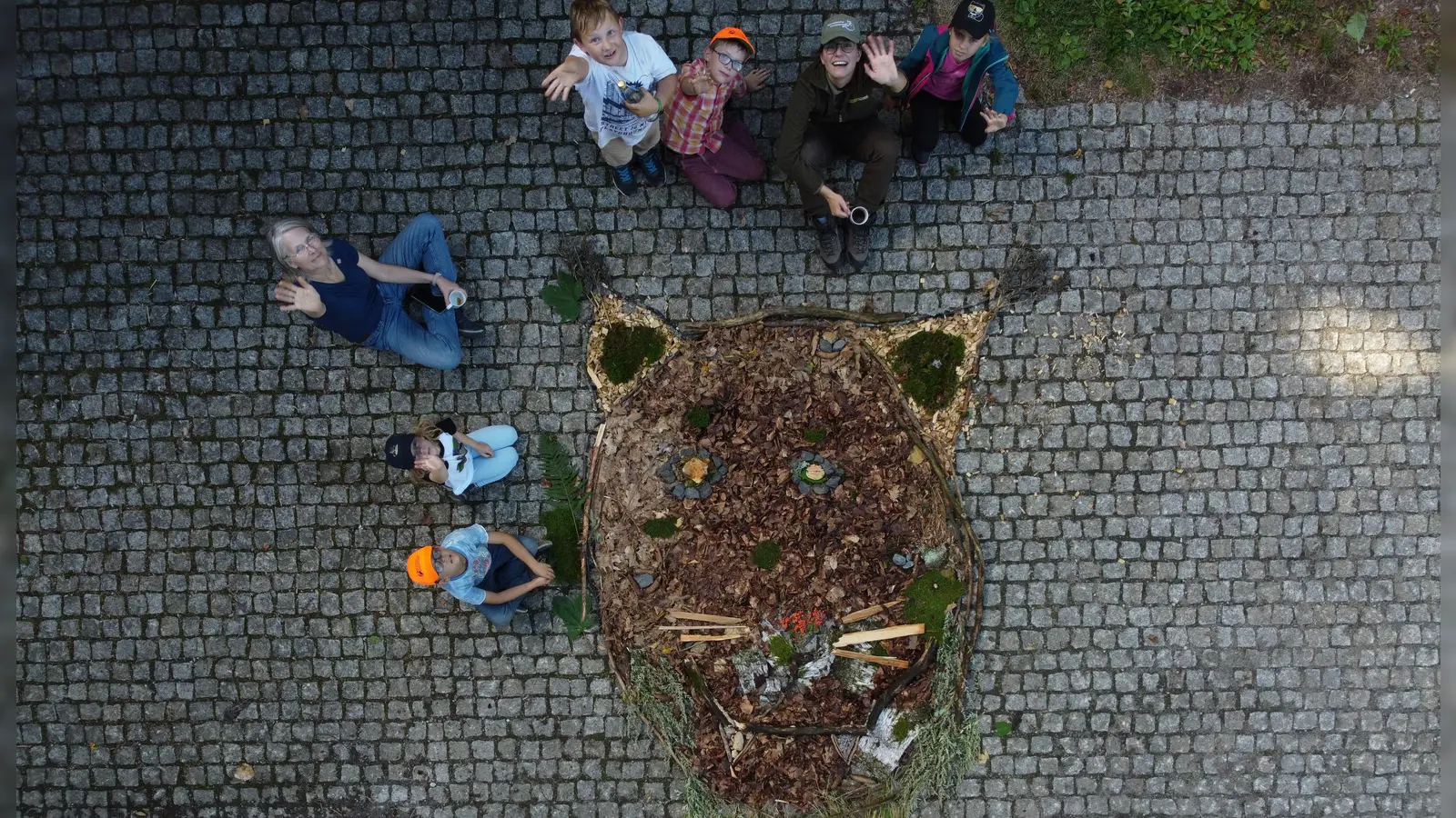 Ein riesiger Luchs aus Naturmaterialien ziert momentan das Infoportal am Steinwald bei Pfaben. (Bild: Fabian Keppler-Stobrawe )