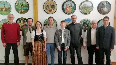 Die geehrten Vereinsmeister der Schützengesellschaft Edelweiß Hohenkemnath mit von links: 2. Bürgermeister Norbert Mitlmeier, 1. Schützenmeister Johannes Wenkmann, Manuela Geitner, Gerhard Herbst, Johannes Lautenschlager, Reinhold Schlosser, 2. Schützenmeister Josef Hirsch und 3. Bürgermeister Achim Kuchenbecker. (Bild: Hermann Schmidt)