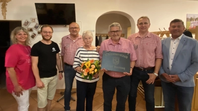 Josef Hartung (3. v. rechts) mit Ehefrau Elisabeth Hartung (4. v. rechts) (Bild: Josef Windirsch)