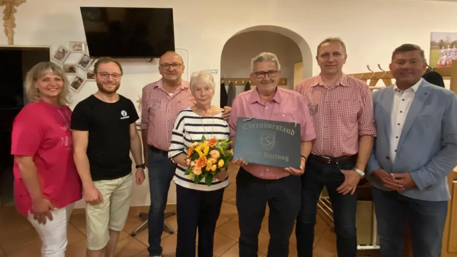 Josef Hartung (3. v. rechts) mit Ehefrau Elisabeth Hartung (4. v. rechts) (Bild: Josef Windirsch)