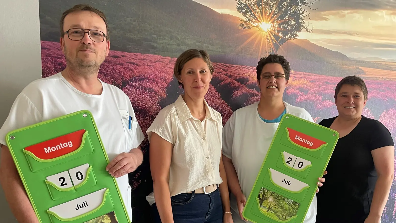 Chefarzt Dr. Josef Pova (links), Pflegedienstleiterin Nadine Zeis und Stationsleiterin Stefanie Sieber (von rechts) freuen sich über 25 Demenzkalender, deren Kauf eine Spende des Vereins „Lichtblicke“ ermöglicht hat. Dafür dankten sie „Lichtblicke“-Vorsitzender Viola Vogelsang (Zweite von links) herzlich. (Bild: Friedrich Peterhans)