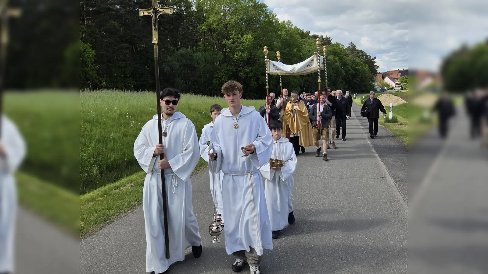 Die Gläubigen bei der Flurprozession auf dem Weg zum zweiten Altar nach Oberammersricht. (Bild: Manuel Häffner)
