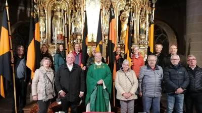 Bannerabordnungen und Vorstände des Kolpingbezirks mit dem Amberger Kolpingpräses Dekan Stadtpfarrer Thomas Helm (mitte), Kolpingvorsitzender Michael Koller (links daneben), der Bezirksvorsitzenden Ursula Christau aus Sulzbach und Amberger Ehrenvorsitzenden Herbert Eckl (rechts daneben) vor dem Hochaltar in der Basilika. (Bild: Thomas Pesold )