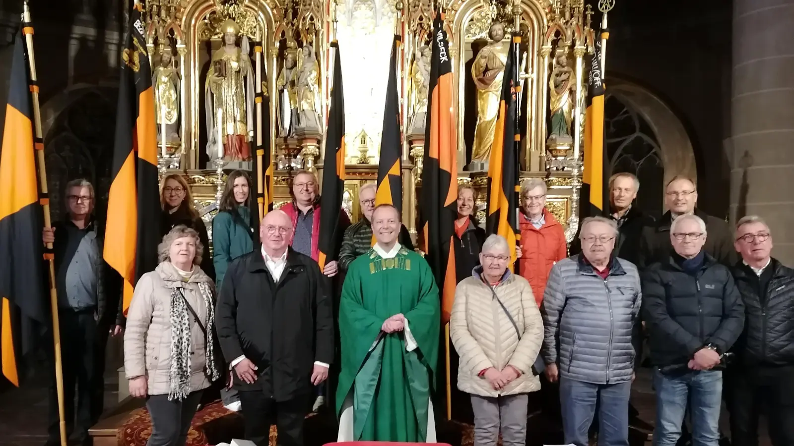 Bannerabordnungen und Vorstände des Kolpingbezirks mit dem Amberger Kolpingpräses Dekan Stadtpfarrer Thomas Helm (mitte), Kolpingvorsitzender Michael Koller (links daneben), der Bezirksvorsitzenden Ursula Christau aus Sulzbach und Amberger Ehrenvorsitzenden Herbert Eckl (rechts daneben) vor dem Hochaltar in der Basilika. (Bild: Thomas Pesold )