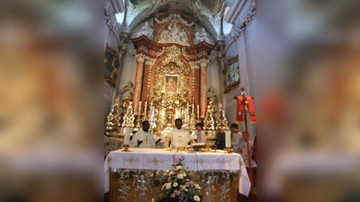 Pfarrer Sagai (links) und der Geistliche Thazhuppil (rechts) feiern in der Mariahilfbergkirche zusammen mit ihren gut 180 Gläubigen aus den beiden Pfarreien den Wallfahrtsgottesdienst am ersten Tag im Monat Mai. Das Gnadenbild im Altar prägt die festliche Bergkirche.  (Bild: Michael Götz)