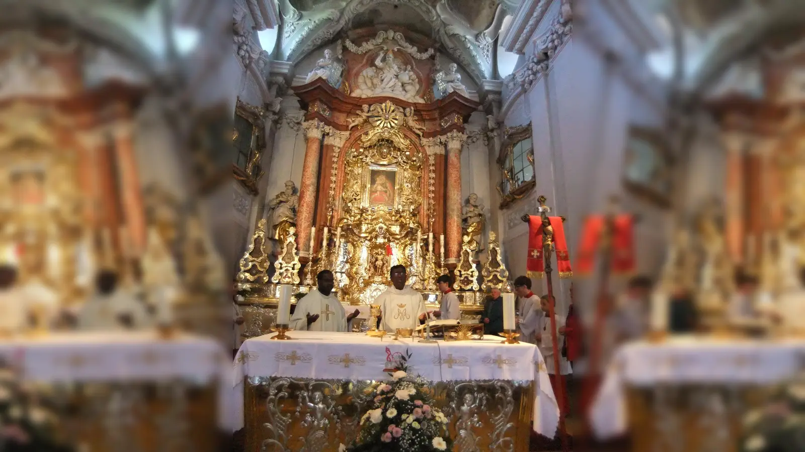 Pfarrer Sagai (links) und der Geistliche Thazhuppil (rechts) feiern in der Mariahilfbergkirche zusammen mit ihren gut 180 Gläubigen aus den beiden Pfarreien den Wallfahrtsgottesdienst am ersten Tag im Monat Mai. Das Gnadenbild im Altar prägt die festliche Bergkirche.  (Bild: Michael Götz)