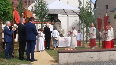 Neu in der Historie des Fronleichnamsfestes war, dass die Prozession zum ersten Mal in die Froschau führte, wo an der Pieta ein Altar aufgestellt war. (Bild: Rosi Hasenstab)