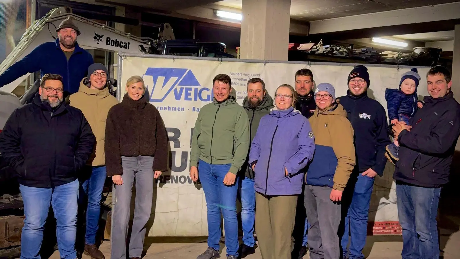 von links: Bürgermeister Thomas Kaufmann, Adrian Scheitler (Bauleiter bei Veigl Bau GmbH), Daniel Schmidt, Susanne Kainz, Johannes Frauenholz (JU Vorsitzender), Bernhard Schmid, Melanie Popp, Christian Wolf, Michael Dötterl, Michael Heser, Andreas Popp. (Bild: Johannes Frauenholz)