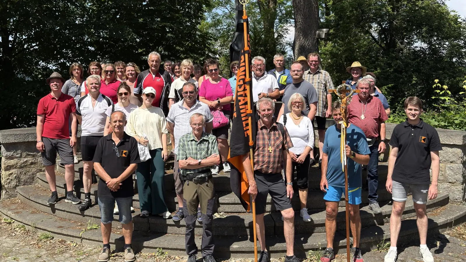 Vor dem Freialtar unterhalb der Kreuzbergkirche auf dem Rosenquarzfelsen trafen sich die Wallfahrer aus Schönsee zu einem gemeinsamen Bild. (Bild: Daniel Herrmann)