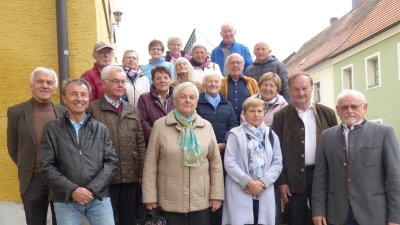 Die ehemaligen Schülerinnen und Schüler der Tännesberger Volksschule trafen sich endlich wieder zum Klassentreffen am Aufgang der St. Michaels Pfarrkirche (Bild: Sieglinde Schärtl)