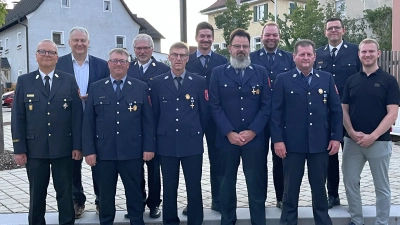 Zum 40. Jubiläum gratulierten Landrat Richard Reisinger, 3. Bürgermeister Philipp Nitzbon und die Feuerwehr-Führungskräfte um Kreisbrandrat Christof Strobl. (Bild: Martina Beierl)