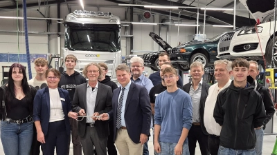 Architekt Manfred Schwemmer überreicht Schulleiterin Martina Auer-Bertelshofer den symbolischen Schlüssel für die neue Unterrichtshalle - OB Dr. Benjamin Zeitler sowie Kfz-Lehrer-Team und Auszubildende freuen sich mit ihr. (Bild: Alois Gillitzer)