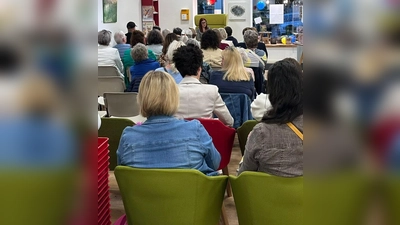 Barbara Legat-Kasel stellte ihr Buch in der Stadtbücherei Vohenstrauß vor. (Bild: Heidi Sollfrank)