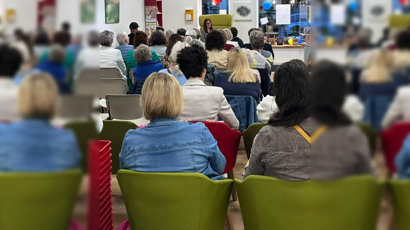 Barbara Legat-Kasel stellte ihr Buch in der Stadtbücherei Vohenstrauß vor. (Bild: Heidi Sollfrank)