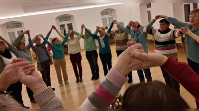 Mit der Handhaltung, die eine Krone symbolisiert, huldigten die Teilnehmerinnen beim Adeste fideles den Herrn: „ Kommt lasset uns anbeten, den König den Herrn”. (Bild: Margarete Hirsch)