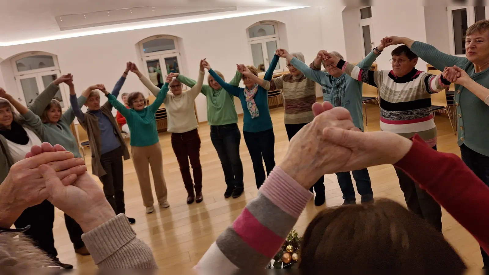Mit der Handhaltung, die eine Krone symbolisiert, huldigten die Teilnehmerinnen beim Adeste fideles den Herrn: „ Kommt lasset uns anbeten, den König den Herrn”. (Bild: Margarete Hirsch)