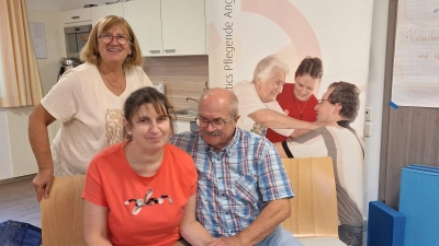 Renate Scherer Mende von der AOVE Koordinationsstelle „Alt werden zuhause” und Josef Hirsch, ehrenamtlicher Mitarbeiter probierten unter der Anleitung von Kinaesthetics Trainerin Margarete Hirsch gleich aus, welche verschiedene Möglichkeiten beim Transfer vom Stuhl auf einen anderen Stuhl möglich sind. (Bild: Margarete Hirsch)