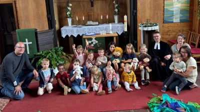 Die fröhliche Kinderschar beim Kindergottesdienst in Neusorg. (Bild: Gabriele Rubenbauer)